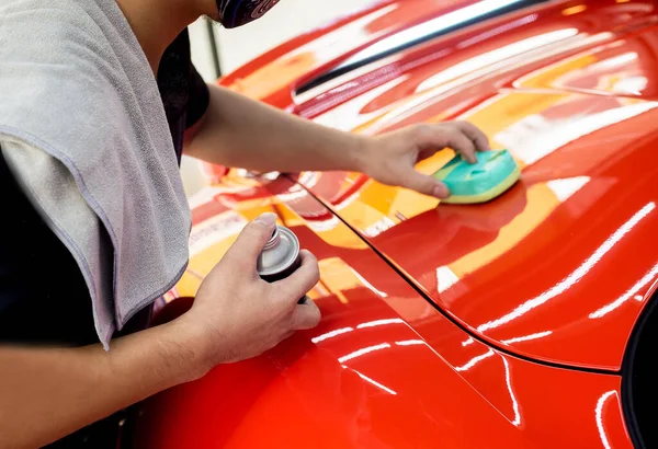 Υπάλληλος σέρβις αυτοκινήτου που εφαρμόζει νανοεπίστρωση σε λεπτομέρεια αυτοκινήτου — Φωτογραφία Αρχείου