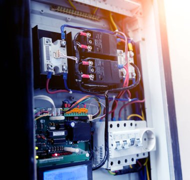 Devre kesicili elektrik santrali. Elektrik arkaplanı.
