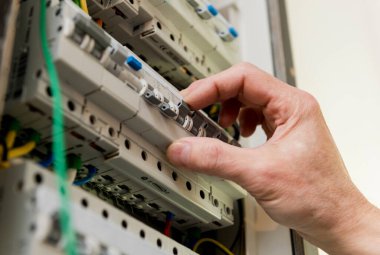 Adam elektrik santralini otomatik şalterlerle onarıyor..