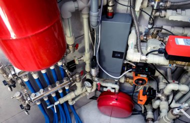 Kazan dairesinde modern ısıtma sistemi. Otomatik kontrol ünitesi.