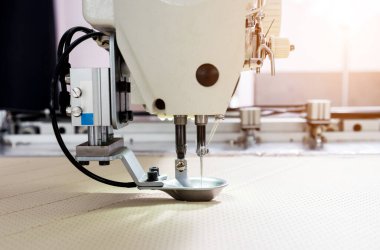Kumaş endüstrisi üretim hattı. Tekstil fabrikası. Terzilik işlemi çalışıyor