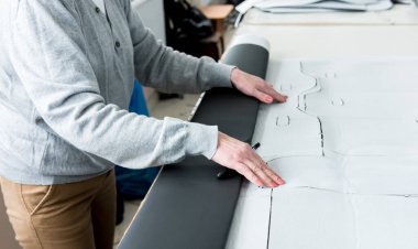 Kumaş endüstrisi üretim hattı. Tekstil fabrikası. Terzilik işlemi çalışıyor