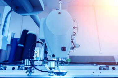 Kumaş endüstrisi üretim hattı. Tekstil fabrikası. Terzilik işlemi çalışıyor