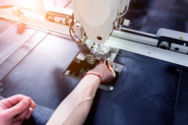 Kumaş endüstrisi üretim hattı. Tekstil fabrikası. Terzilik işlemi çalışıyor