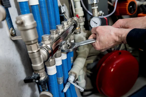 Heizungsbauer installiert moderne Heizungsanlage im Heizungsraum. — Stockfoto