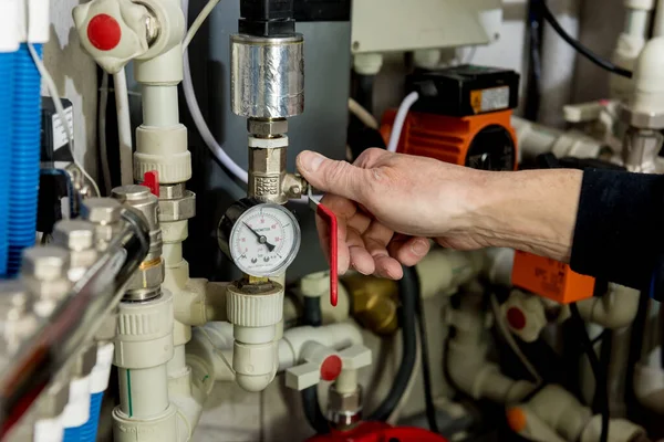 Engenheiro de aquecimento fixando sistema de aquecimento moderno na sala da caldeira . — Fotografia de Stock