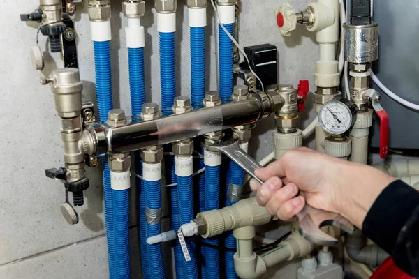Μηχανικός θέρμανσης επιδιορθώνοντας σύγχρονο σύστημα θέρμανσης στο λεβητοστάσιο. — Φωτογραφία Αρχείου