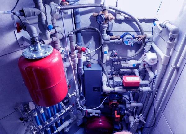 Sistema de aquecimento moderno na sala da caldeira. Unidade de controlo automático . — Fotografia de Stock