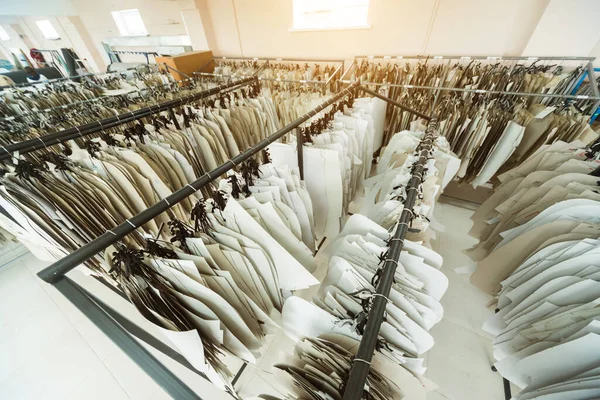 의복의 형태. 섬유 산업 생산 라인. 직물 공장. — 스톡 사진
