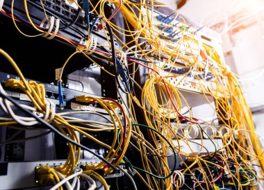 İnternet için bilgisayarları olan sunucu odası. Düğmelere bağlı ağ kabloları.