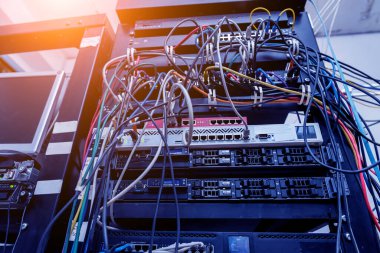İnternet için bilgisayarları olan sunucu odası. Düğmelere bağlı ağ kabloları.
