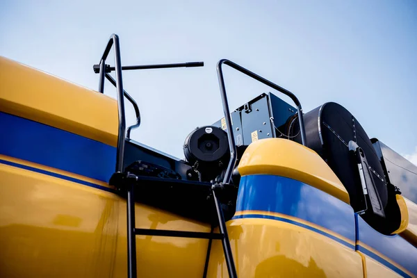 Máquinas e equipamentos agrícolas modernos. Colheitadeira agrícola amarela . — Fotografia de Stock