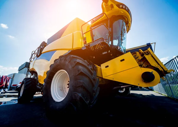 Máquinas e equipamentos agrícolas modernos. Colheitadeira agrícola amarela . — Fotografia de Stock