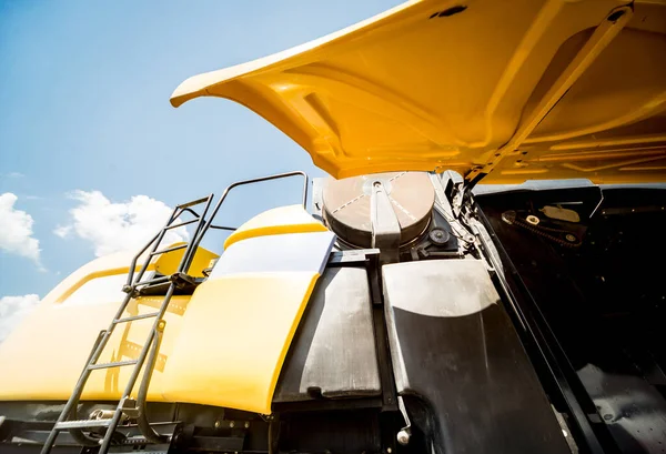 Modern agricultural machinery and equipment. Yellow agricultural harvester. — Stock Photo, Image