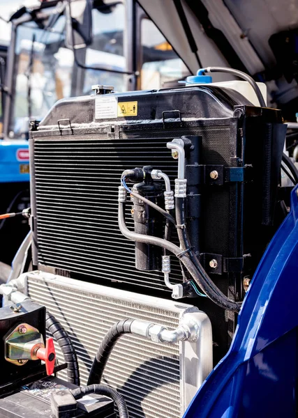 Moderne nieuwe landbouwtrekker motor. Machines en werktuigen — Stockfoto