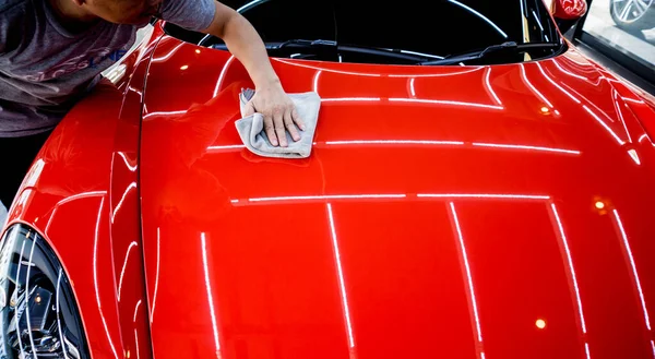 Trabajador de servicio de coche pulido coche con tela de microfibra. — Foto de Stock