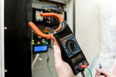 Adam elektrik santralini otomatik şalterlerle onarıyor..