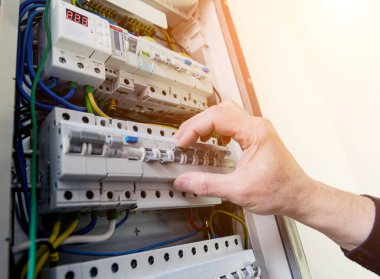 Adam elektrik santralini otomatik şalterlerle onarıyor..