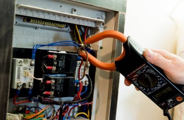 Adam elektrik santralini otomatik şalterlerle onarıyor..