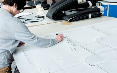 Kumaş endüstrisi üretim hattı. Tekstil fabrikası. Terzilik işlemi çalışıyor