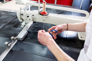 Kumaş endüstrisi üretim hattı. Tekstil fabrikası. Terzilik işlemi çalışıyor