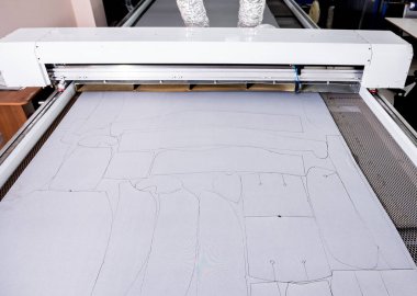 Kumaş endüstrisi üretim hattı. Tekstil fabrikası. Terzilik işlemi çalışıyor 