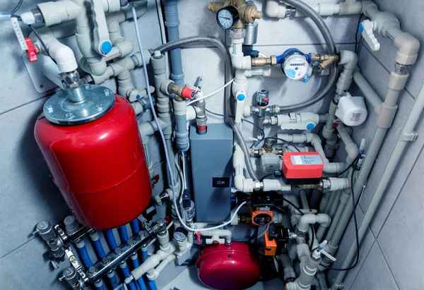 Moderno sistema de calefacción en sala de calderas. Unidad de control automático . — Foto de Stock