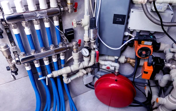 Sistema de aquecimento moderno na sala da caldeira. Unidade de controlo automático . — Fotografia de Stock