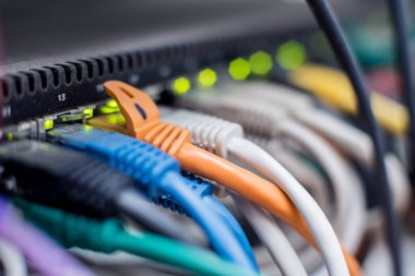 İnternet için bilgisayarları olan sunucu odası. Düğmelere bağlı ağ kabloları.