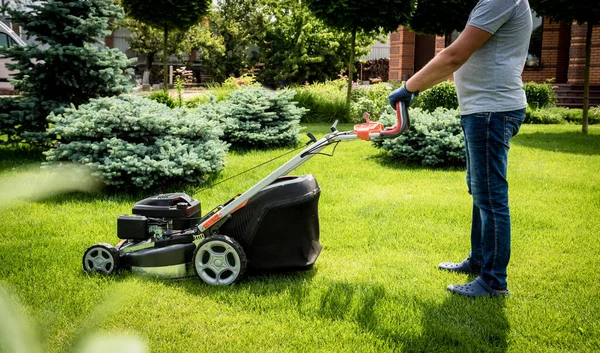 Jardinero cortando el césped. Diseño de paisaje. Fondo verde — Foto de Stock