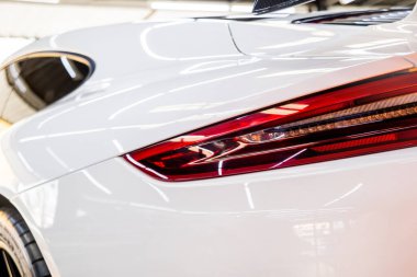 Arka ışıklar ve beyaz spor arabanın ayrıntıları