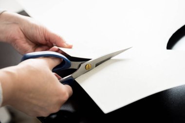 Şablon oluşturuluyor. Kumaş endüstrisi üretim hattı. Tekstil fabrikası.