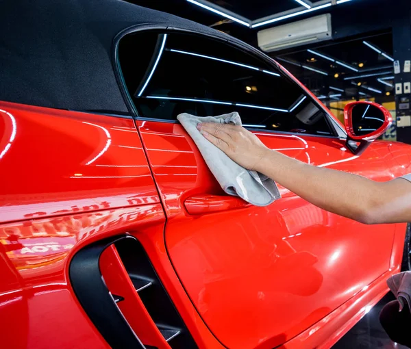 Trabajador de servicio de coche pulido coche con tela de microfibra. —  Fotos de Stock