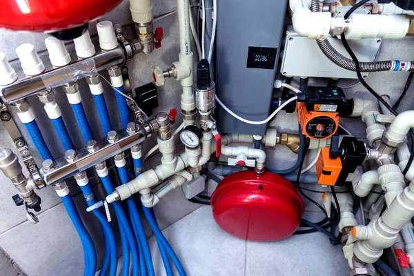 Sistema de aquecimento moderno na sala da caldeira. Unidade de controlo automático . — Fotografia de Stock