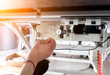 Kumaş endüstrisi üretim hattı. Tekstil fabrikası. Terzilik işlemi çalışıyor