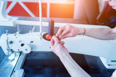 Kumaş endüstrisi üretim hattı. Tekstil fabrikası. Terzilik işlemi çalışıyor