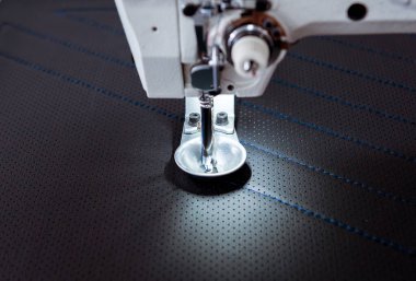 Kumaş endüstrisi üretim hattı. Tekstil fabrikası. Terzilik işlemi çalışıyor