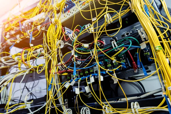 Sala de servidores com computadores para internet. Cabos de rede ligados a comutadores . — Fotografia de Stock