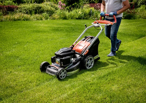 Trädgårdsmästare klipper gräsmattan. Landskapsplanering. Grönt gräs bakgrund — Stockfoto