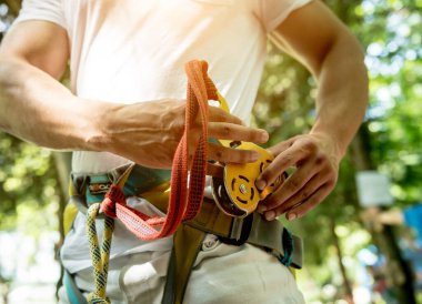 Macera halat parkında genç bir adam. Tırmanma Ekipmanı.