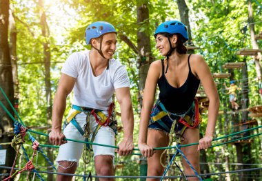 Genç çift macera parkında eğleniyor..