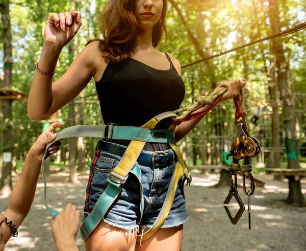 Junge Frau im Abenteuer-Seilpark. Kletterausrüstung. — Stockfoto