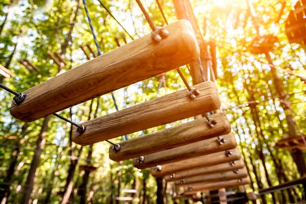 Puente en el parque de cuerdas en un bosque. Aventura parque de verano . —  Fotos de Stock
