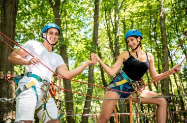 Genç çift macera parkında eğleniyor..