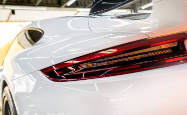 Arka ışıklar ve beyaz spor arabanın ayrıntıları