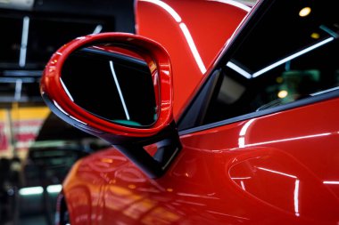 Kırmızı spor arabanın aynaları ve ayrıntıları