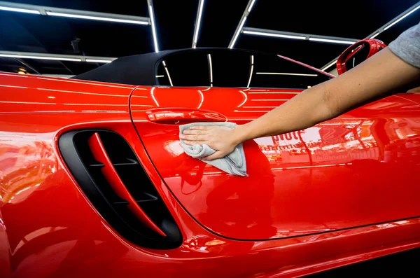 Trabajador de servicio de coche pulido coche con tela de microfibra. —  Fotos de Stock