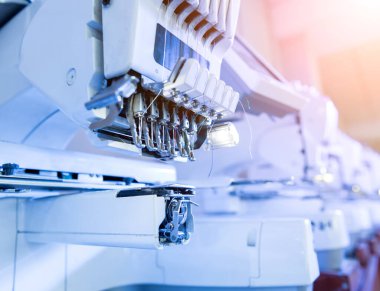 Kumaş endüstrisi üretim hattı. Tekstil fabrikası. Terzilik işlemi çalışıyor