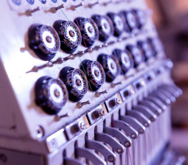 Kumaş endüstrisi üretim hattı. Tekstil fabrikası. Terzilik işlemi çalışıyor