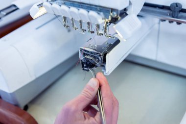 Kumaş endüstrisi üretim hattı. Tekstil fabrikası. Terzilik işlemi çalışıyor